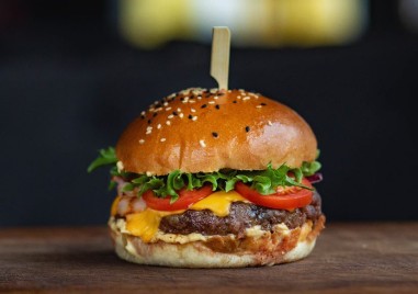 Frisch zubereiteter Burger