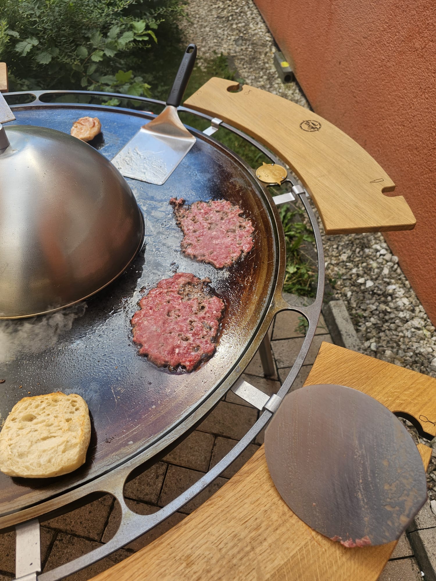 Garhaube aus Edelstahl auf einer Grillplatte