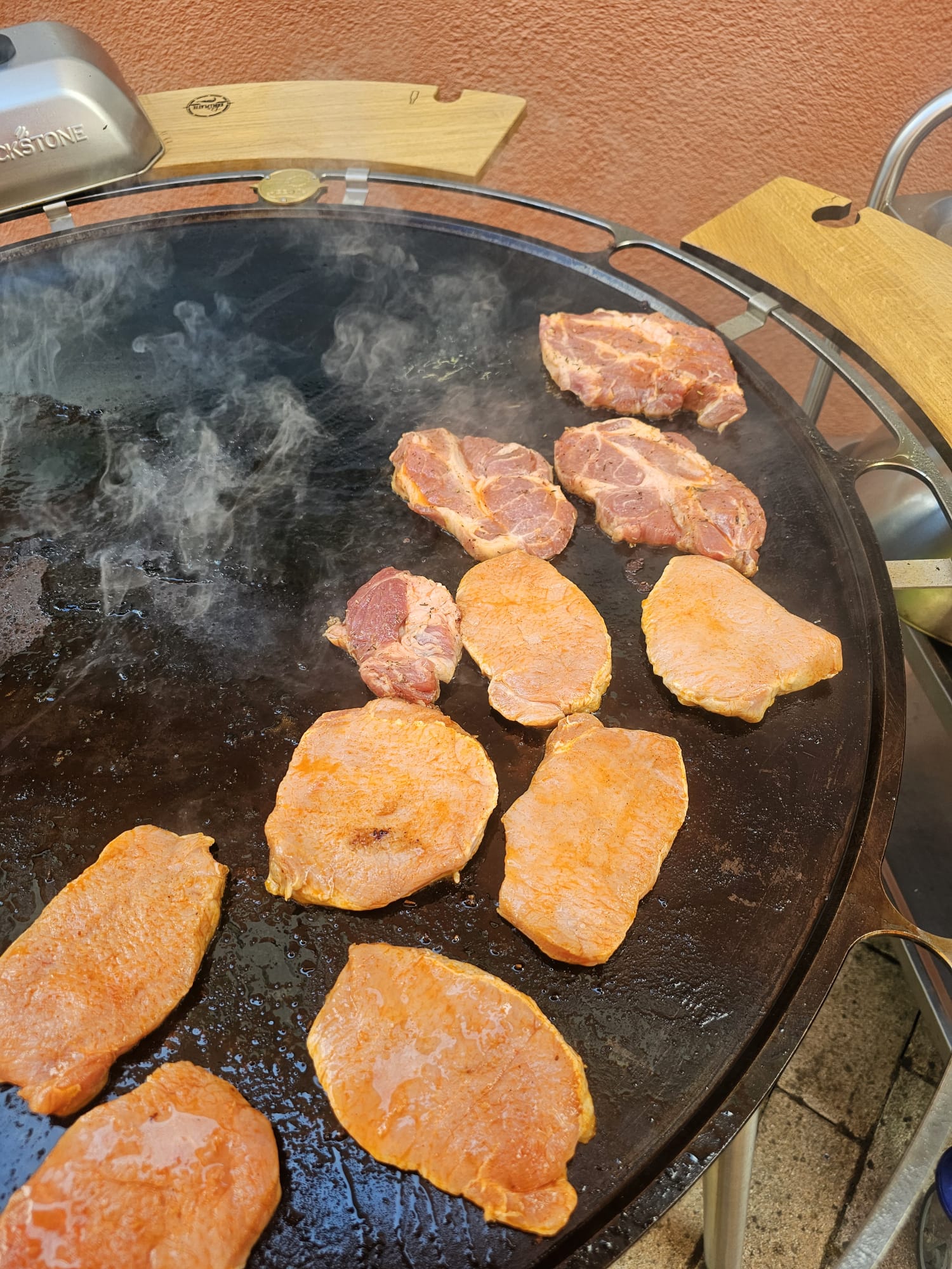 Grillzubehör beim Zubereiten von Speisen