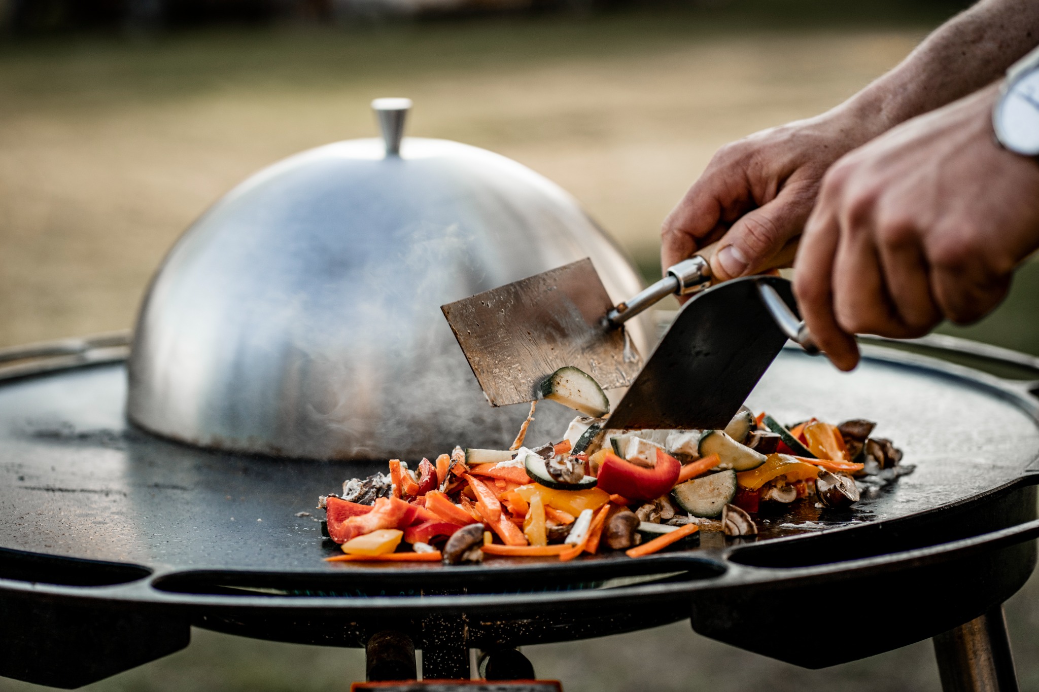Gruppe bei einem abendlichen Grillkurs