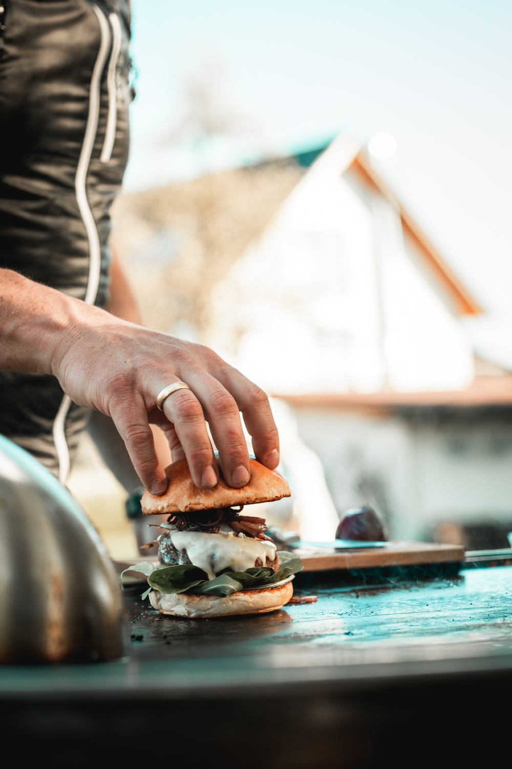 Burger und frische Zutaten auf dem HyCook 90 Plancha Grill