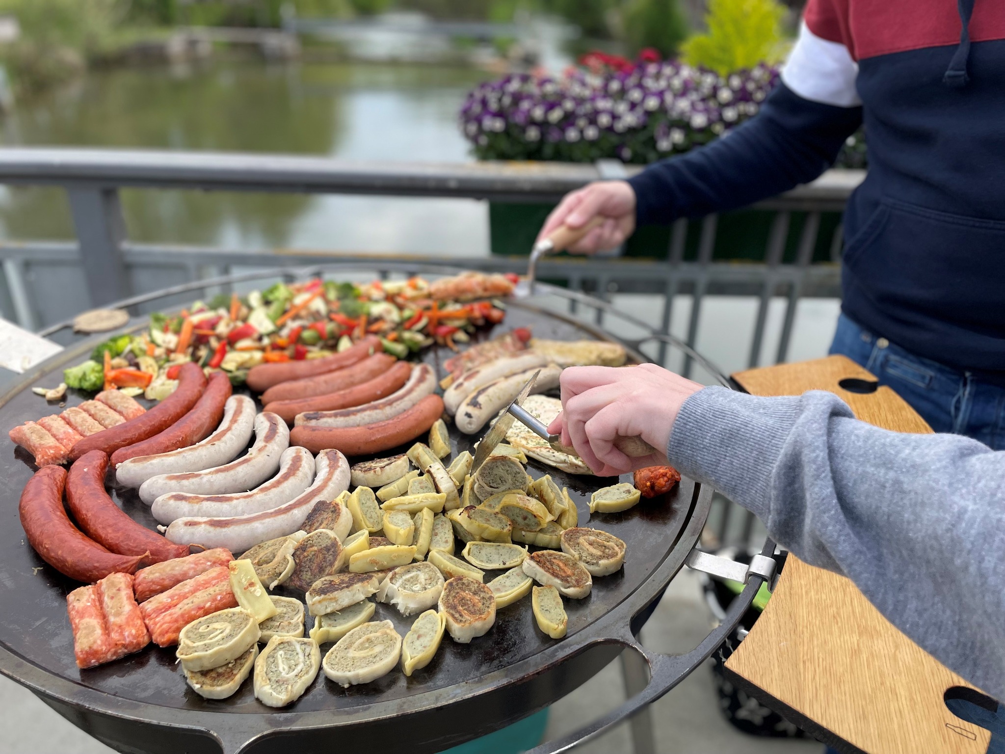 Zubereitung frischer Speisen auf der großen Plancha