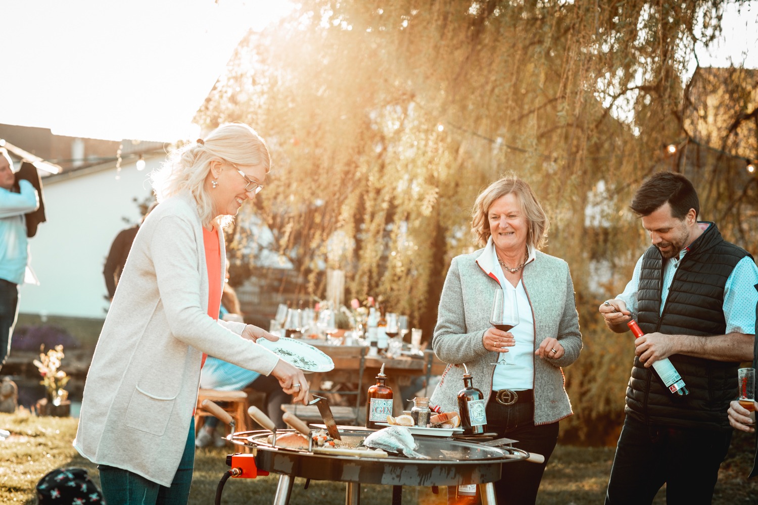 Menschen beim gemeinsamen Grillen und Genießen